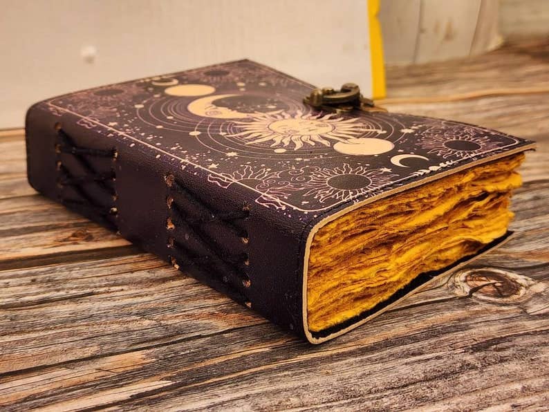 Jay mataji Handicrafts – Diário por atacado – Caderno de couro artesanal vintage com sol e lua celestiais - Grimório2