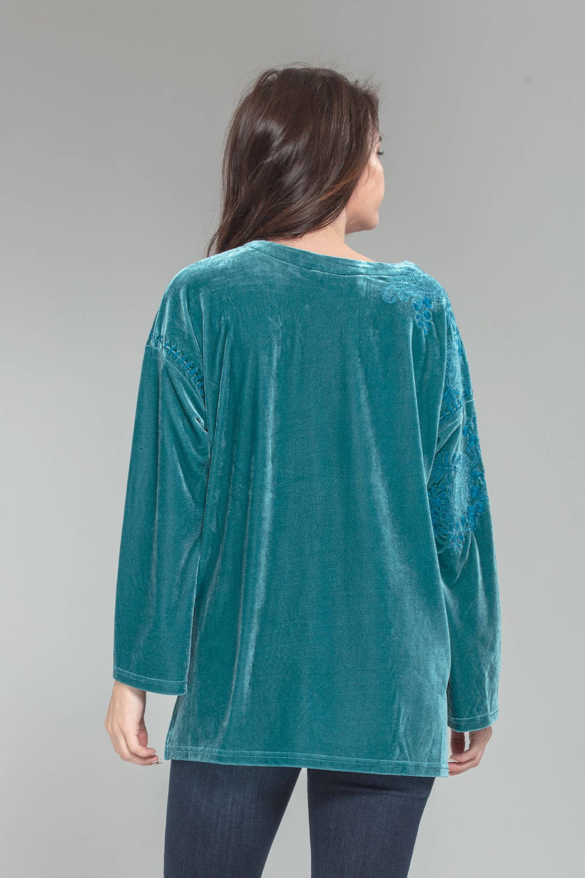 Paparazzi - Venta al por mayor Blusa - Mujer - Top de terciopelo elástico con bordado tonal en hombro 1321-MAT13