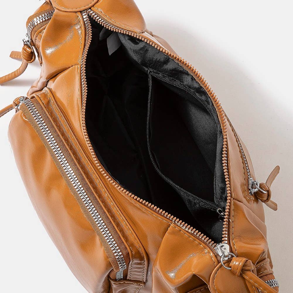 Collections by Fame Accessories – Engroshandel Crossbodytaske - Dame – Glansfuld læderhåndtaske med flere lommer3