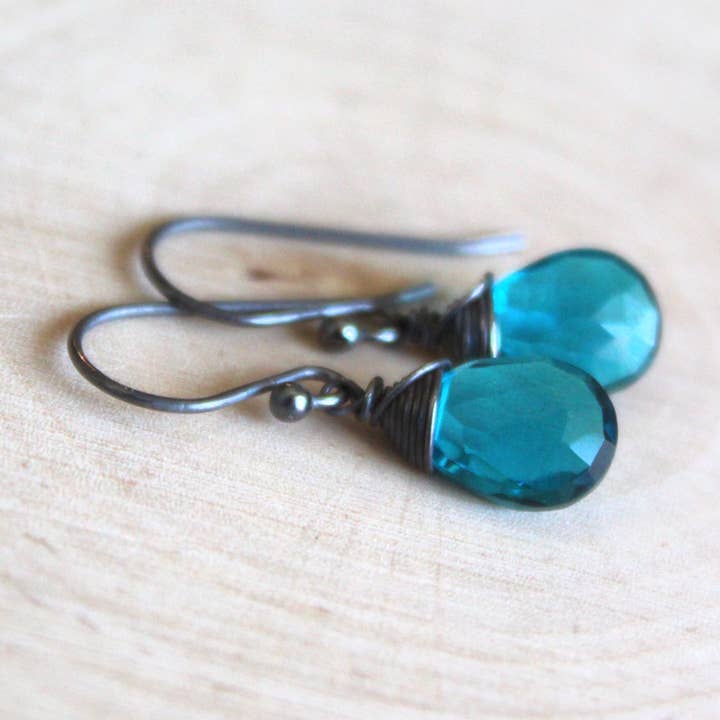 Teal Quartz Dangle Oorbellen - Bella Oorbellen voor wholesale door Blue Soul Designs