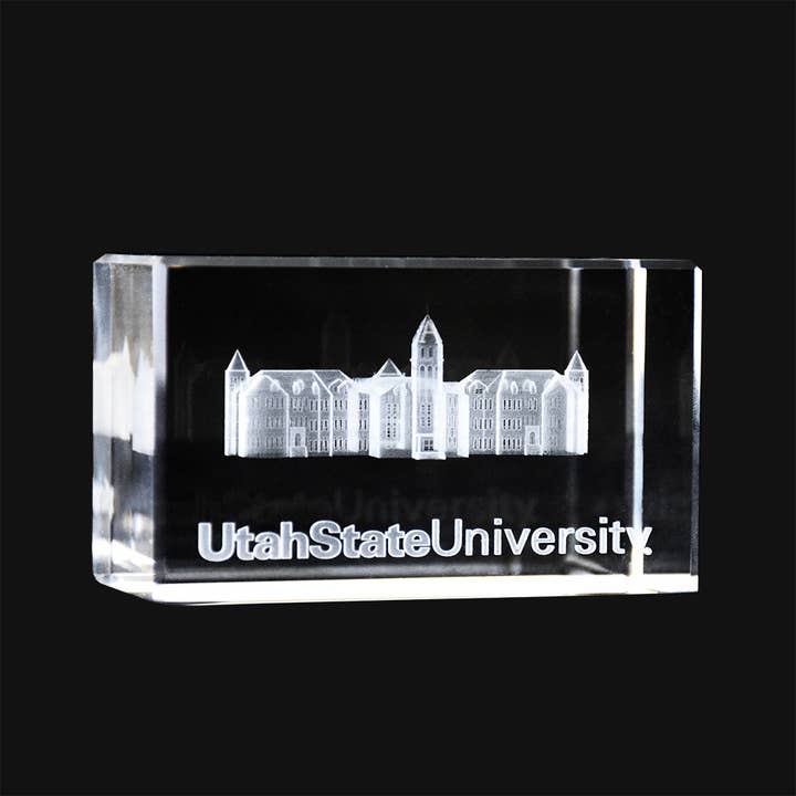 USU Aggies Old Main logo lasergraveret krystalkube for engroshandel hos Fan Frenzy Gifts