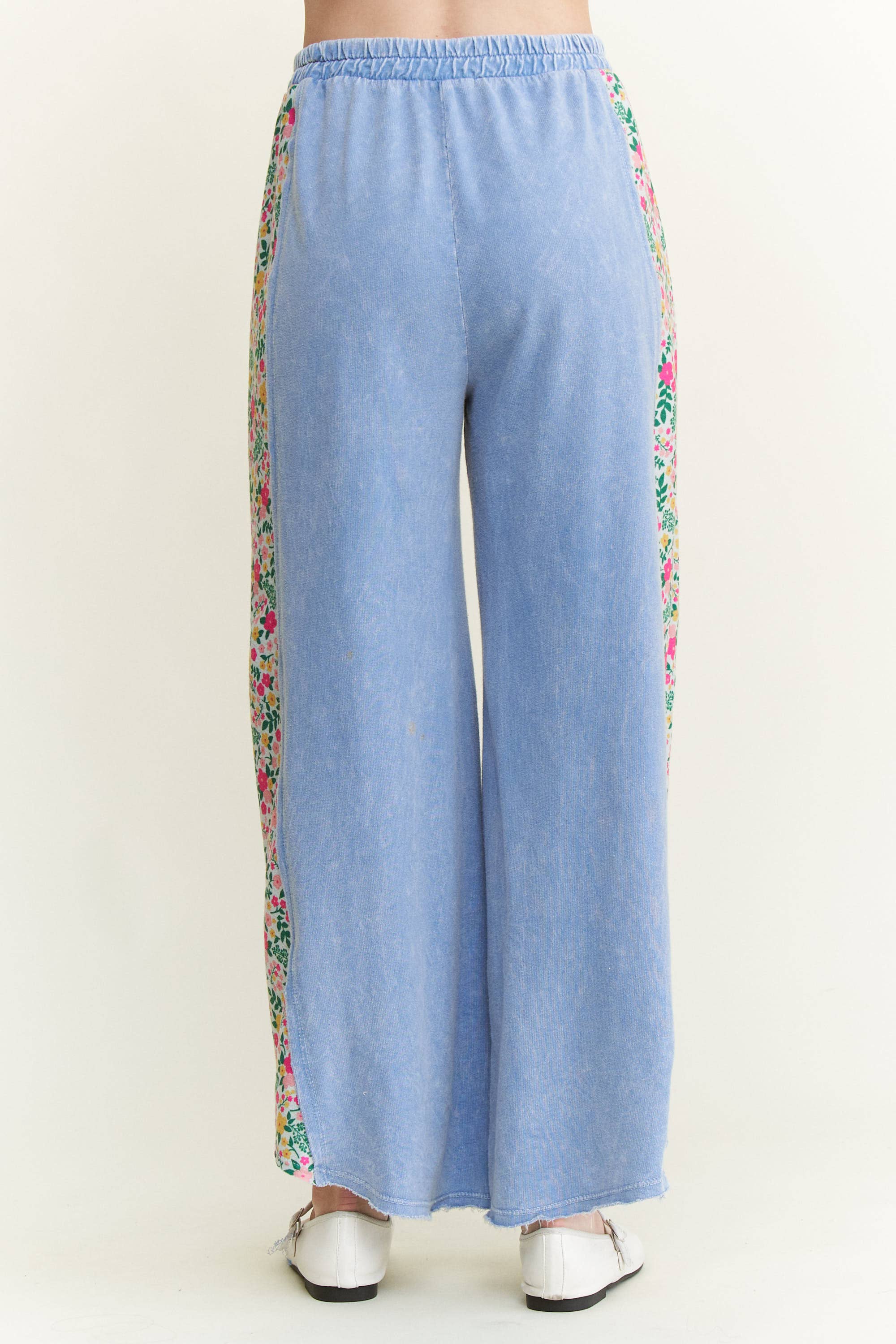 J.Her – wholesale Byxor - Dam – Mineraltvättade blommiga sidokortade byxor HP65392