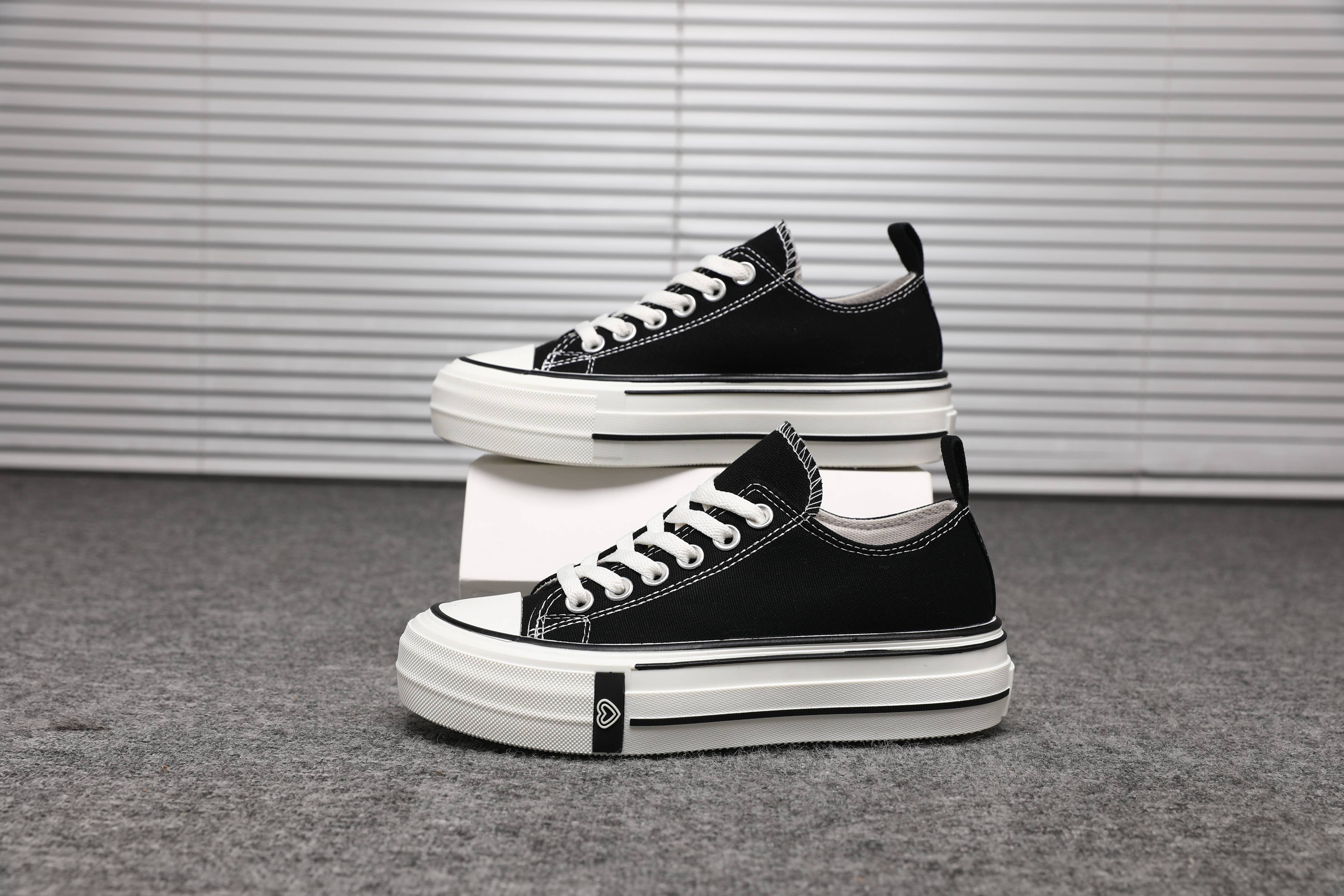 Top Staka - Wholesale Sneakers - Dames - Top Staka damessneakers van canvas met chunky plateauhak23