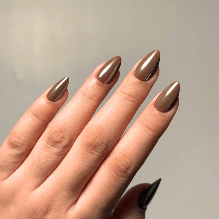 Ongles Press On en Amande Courte Glacés au Cacao pour la vente par Maniology