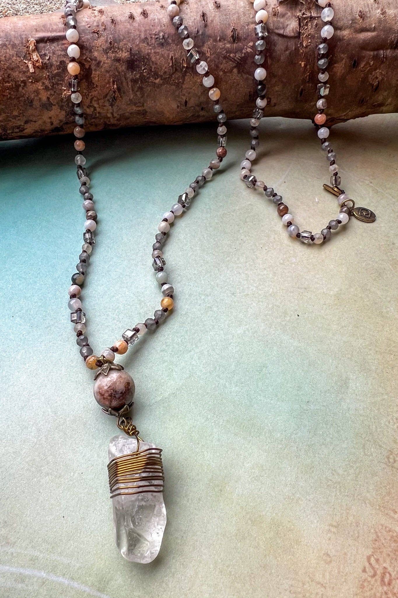 Dylan Designs - Vente Collier de perles - Collier Suri en gris1