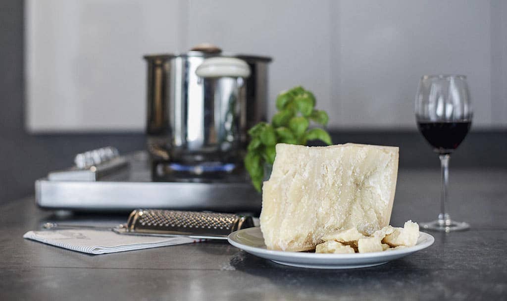 Gustoemilia – Engroshandel Ost – 48 måneder Parmigiano Reggiano di Montagna - Smagsoplevelse2