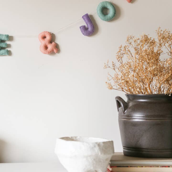 NOEL by Alma Home - Vendita all'ingrosso Bandierine/Ghirlande - Ghirlanda natalizia in feltro pastello Peace & Joy1