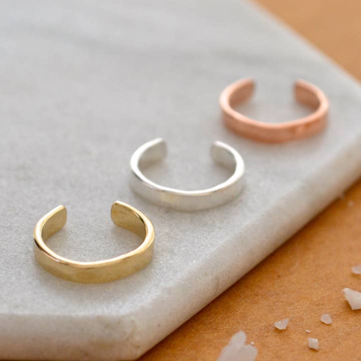 Manchette Dusk Ear : boucle d'oreille empilable martelée à la main de 2 mm de large pour la vente par Foamy Wader