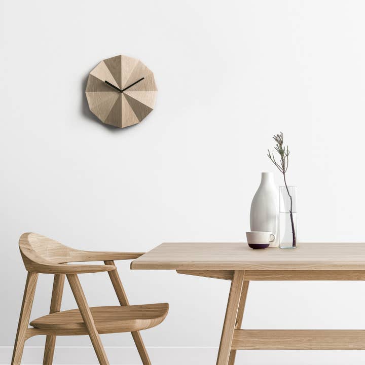 Lawa Design – Engroshandel Vægur – Delta Clock Oak, moderne vægur i massivt træ