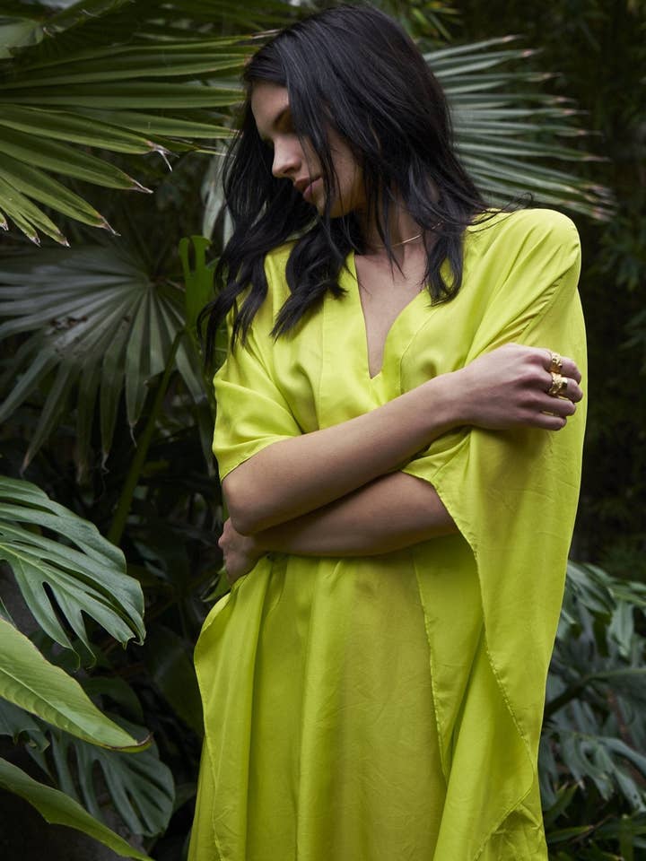 re:hOMe : Caftan long à encolure en V avec patte de boutonnage en soie chartreuse pour la vente par ocean+main
