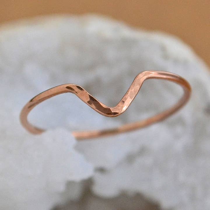 Chevron Ring - flimrende dappled chevron peak stabling ring (guld, sølv, rose; størrelse 3-12) for engroshandel hos Foamy Wader