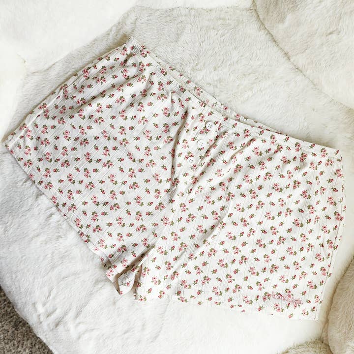 Shorts brodés à taille basse florale et littéraire pour la vente par The Bean Workshop