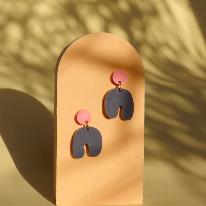 Niemalsmehrohne - Wholesale Dangle Earrings - Small Squishy Arch Bow Earrings in Pink Dark Blue