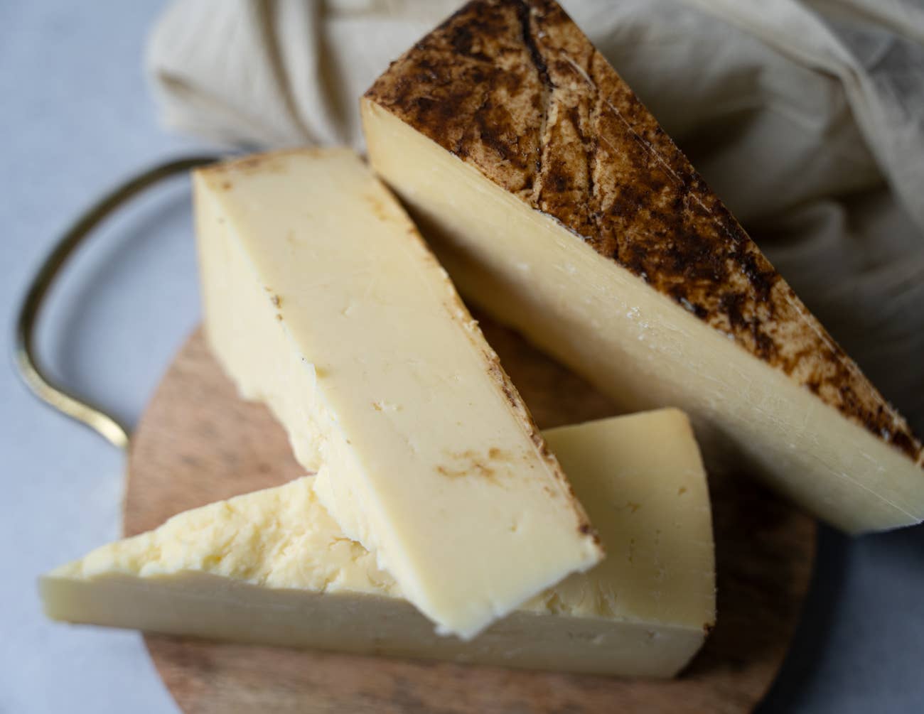 Beehive Cheese Co. LLC - Wholesale Cheese - Queen Bee Porcini Cheddar 1/5LB Case2