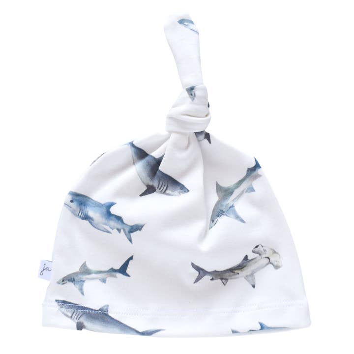 Bonnet noué biologique - requins pour la vente par Jennifer Ann