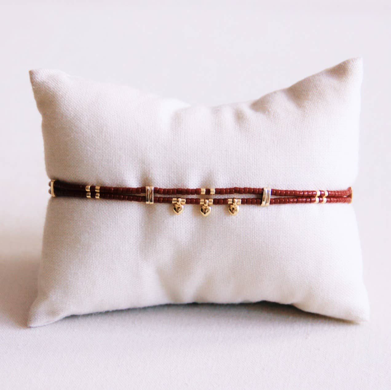 Bazou – wholesale Pärlarmband – Dubbel miyuki-armband med 3 mini-hjärtan - mörkbrun0