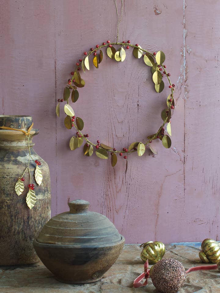 Wreath red berries EW-4606B voor wholesale door De Weldaad Authentic Interior