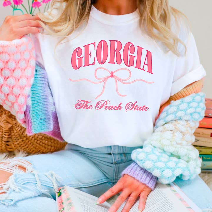 Shoppe SHC – Großhandel T-Shirt (Grafikdruck) – Damen – Coquette Tee | Georgia Tee | Grafik-T-Shirt für Damen1