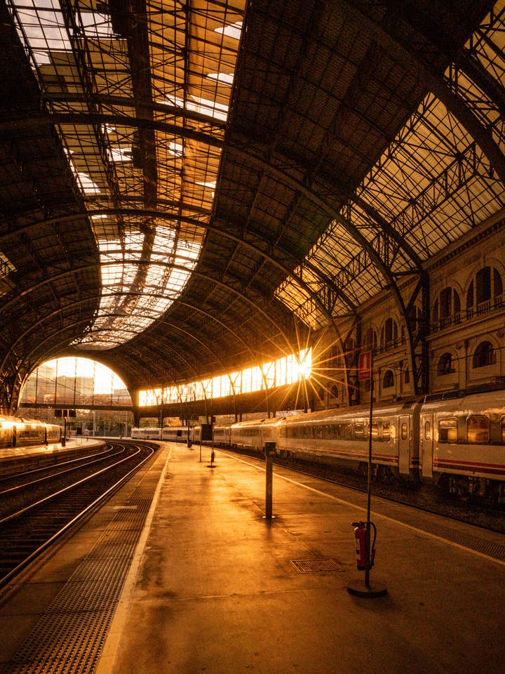 Affiche Barcelone - Lever de soleil à la Estació de França pour la vente par Posters & Puzzles