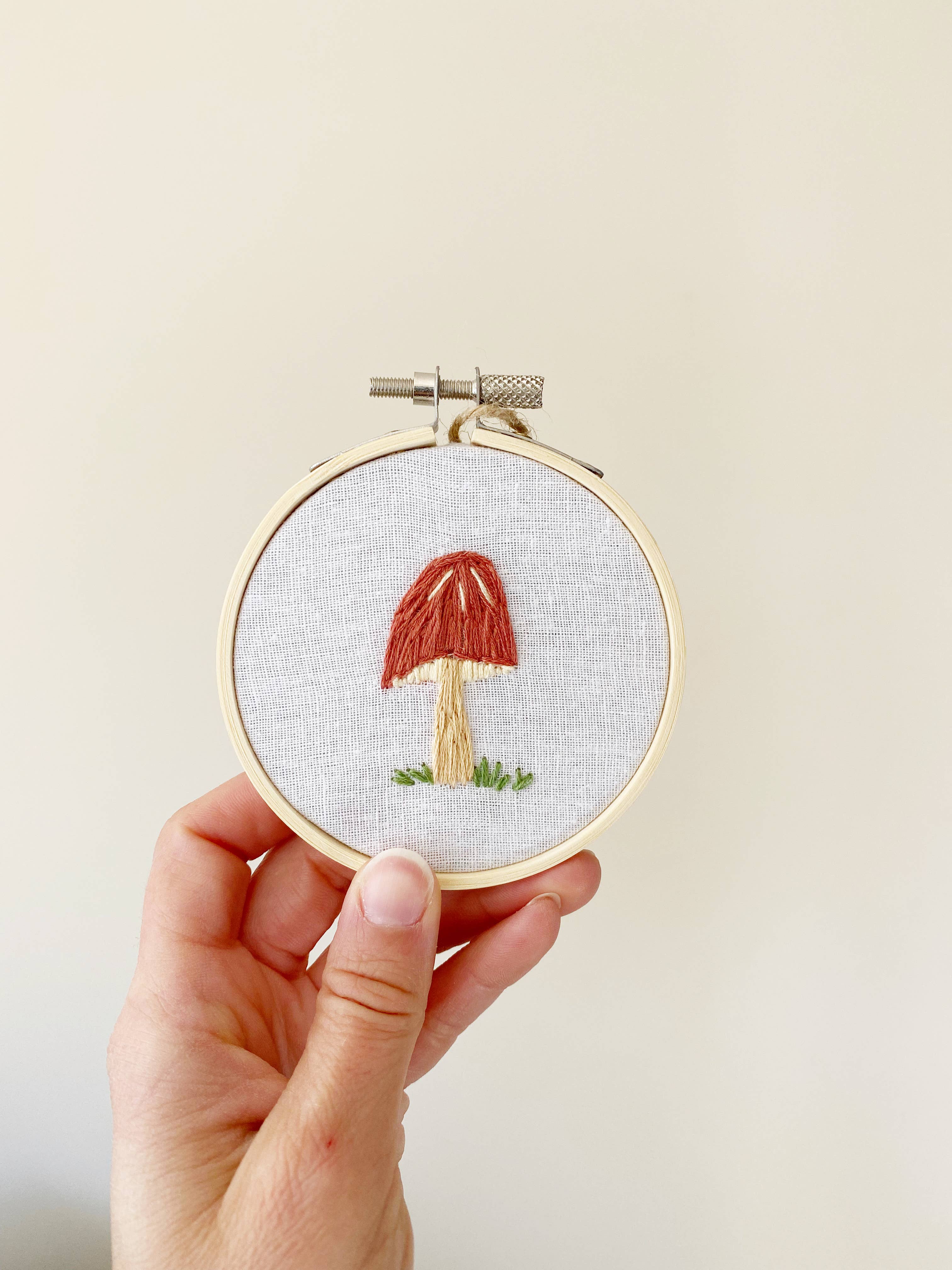 Islay's Terrace - Vente Accessoire de broderie/point de croix - Broderie Surprise Mini Mushroom - Broderie en forme de cerceau de 3 pouces6