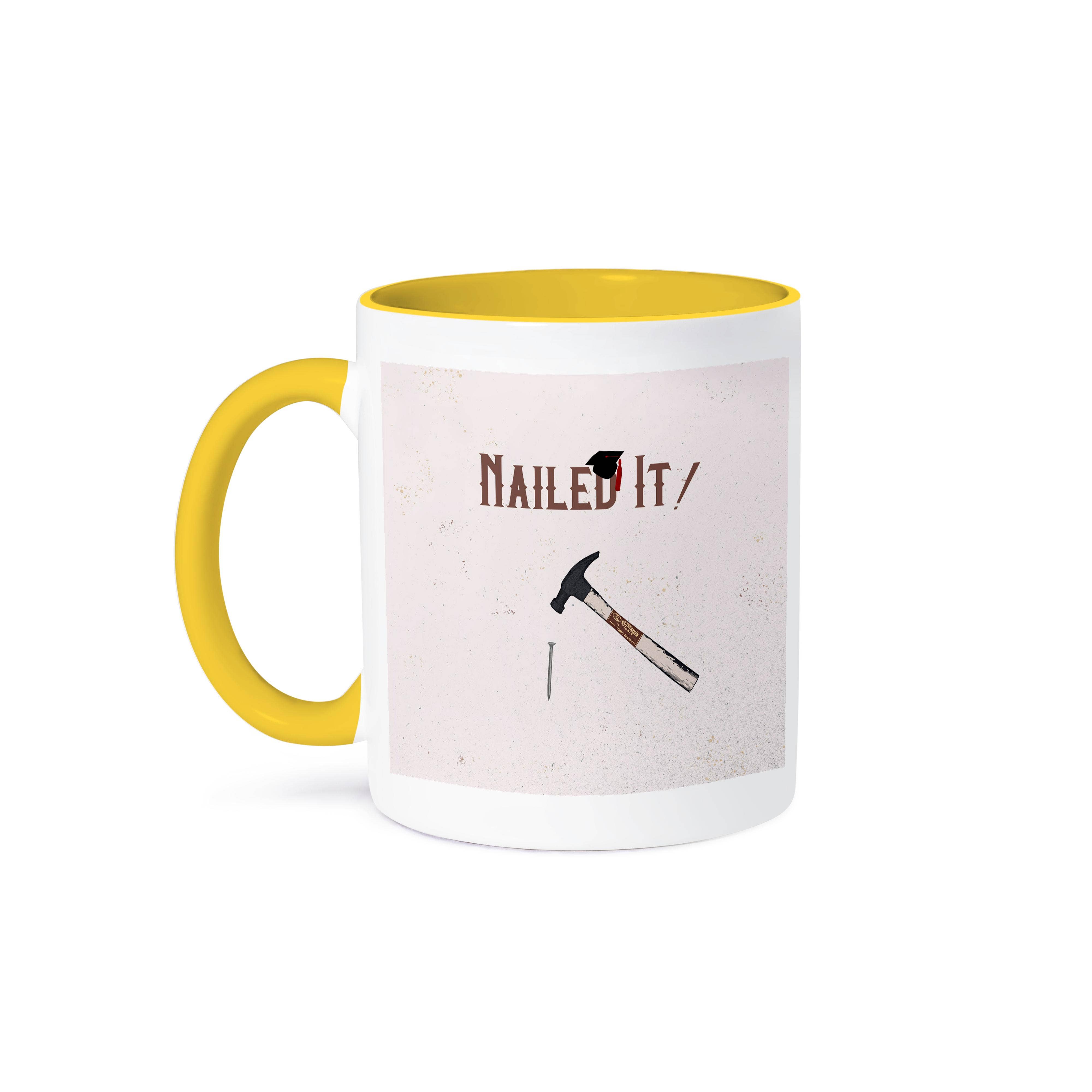 3dRose - Wholesale Koffiemok - 3dRose, Afbeelding van Nailed It, Hamer op het punt om Spijker te Slaan, Afstudeerhoed op D, Mok0