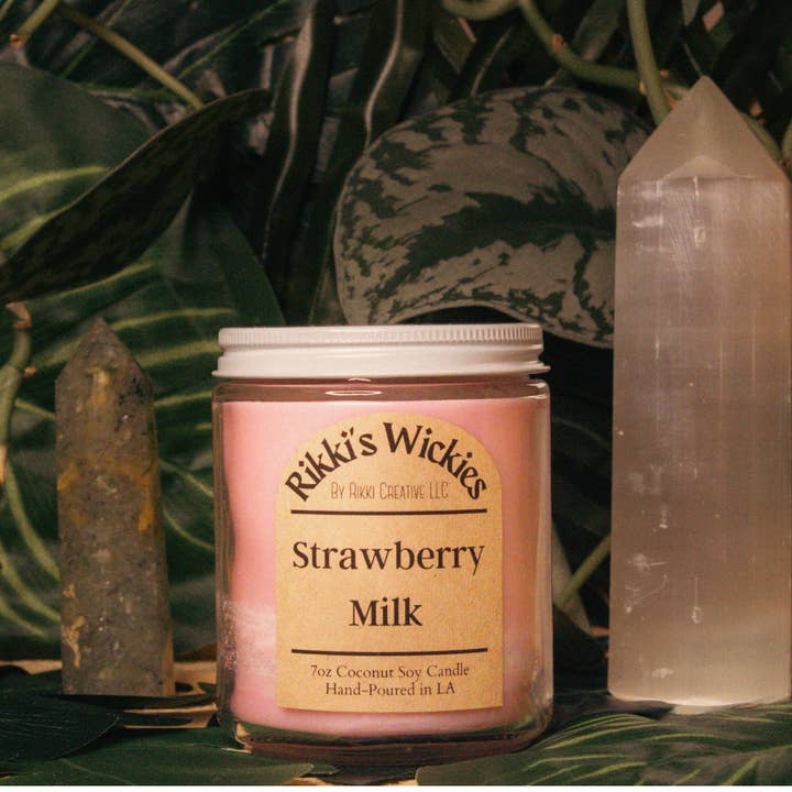 Bougie au lait de fraise de 7 oz pour la vente par Rikki’s Wickies + Other Thingies