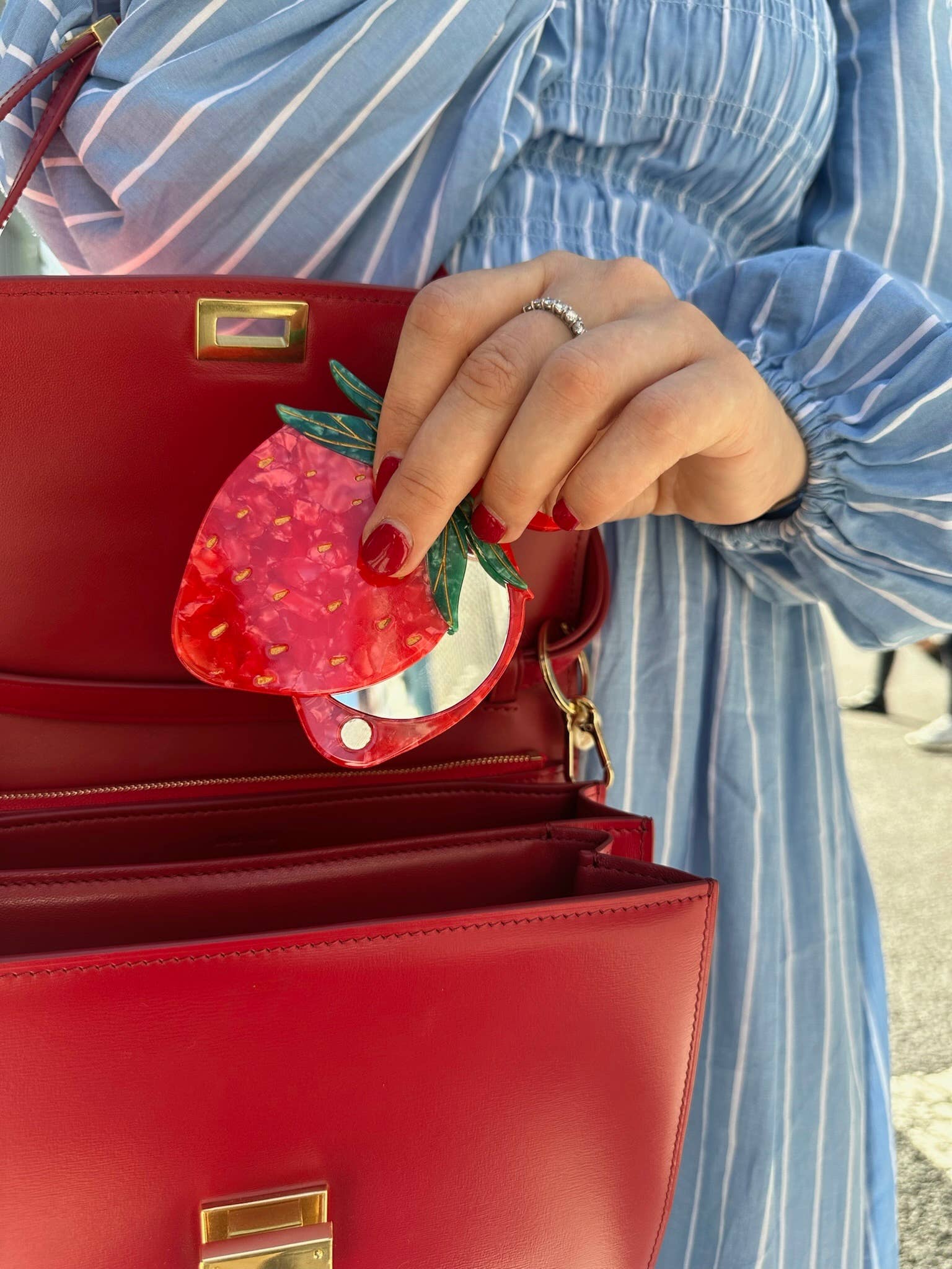 Solar Eclipse – wholesale Compact mirror – Hand-painted Strawberry Compact Mirror | Eco-Friendly3