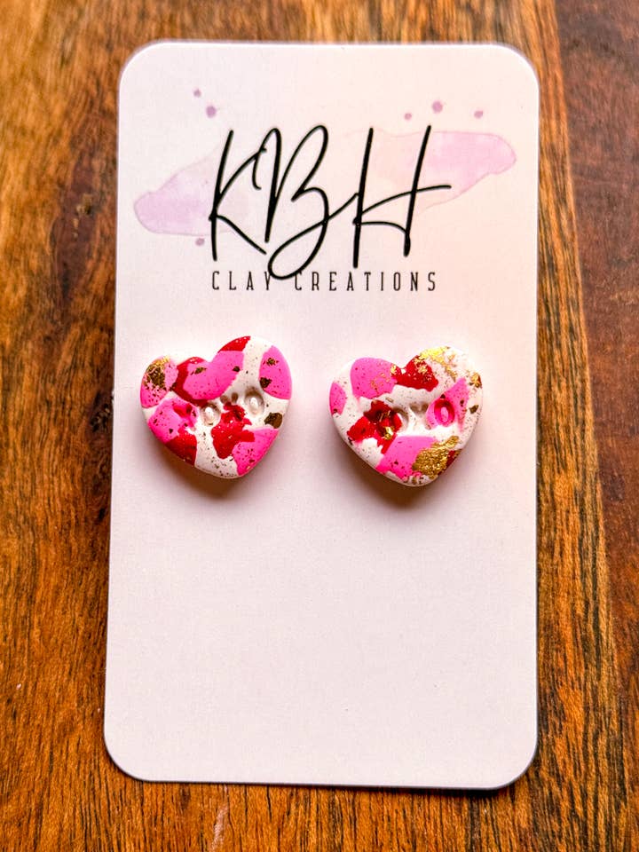 Boucles d'oreilles en argile en forme de cœur XOXO marbrées de la Saint-Valentin pour la vente par KBH CREATIONS