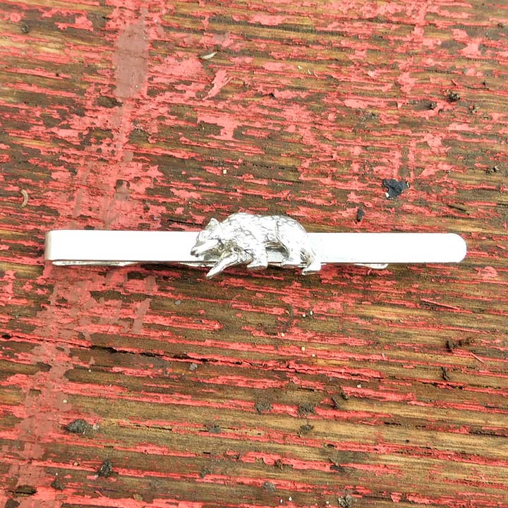 Pince à cravate en étain Grizzly Bear moulée à la main par William Sturt pour la vente par William Sturt Fine Pewter