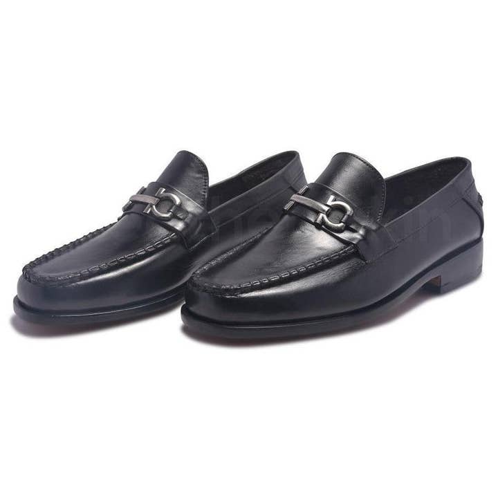 Heren zwarte instapper loafers van echt leer met metalen detail op de band. voor wholesale door Leather Skin Shop