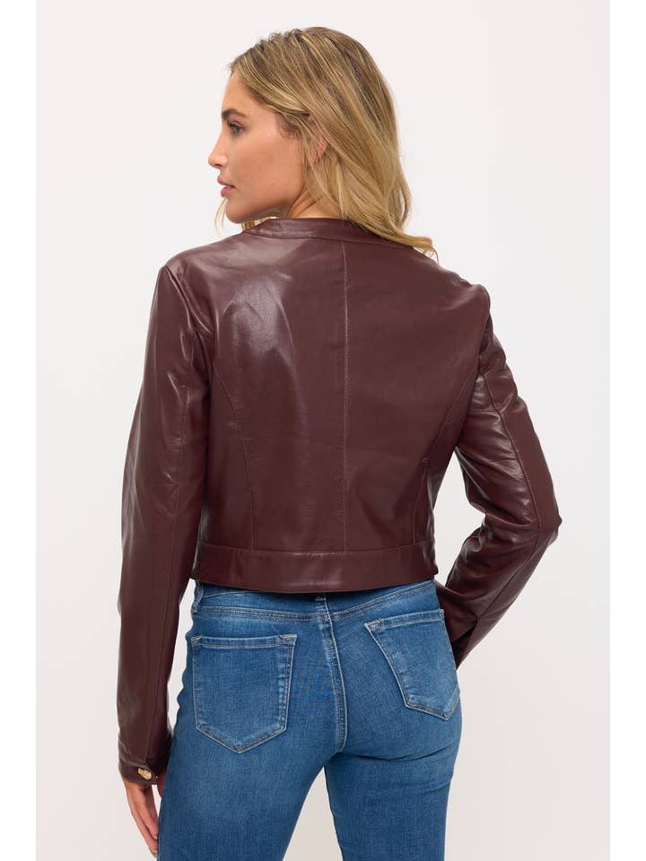 Coalition Apparel Inc - Venta al por mayor Chaqueta de cuero - Mujer - CLALJ0160: Chaqueta Recortada de Imitación de Cuero con Detalle de Bolsillo4