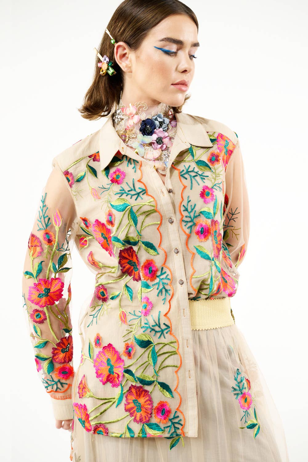 Blu Denim Camicia vintage con ricamo floreale di tulipani in vendita all'ingrosso su Faire3