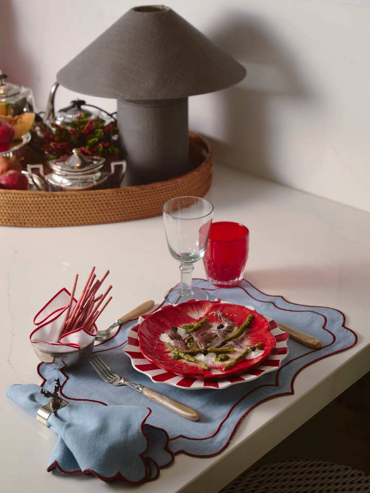 Set de table Brisa, bleu ciel et bordeaux pour la vente par Mariaida Home