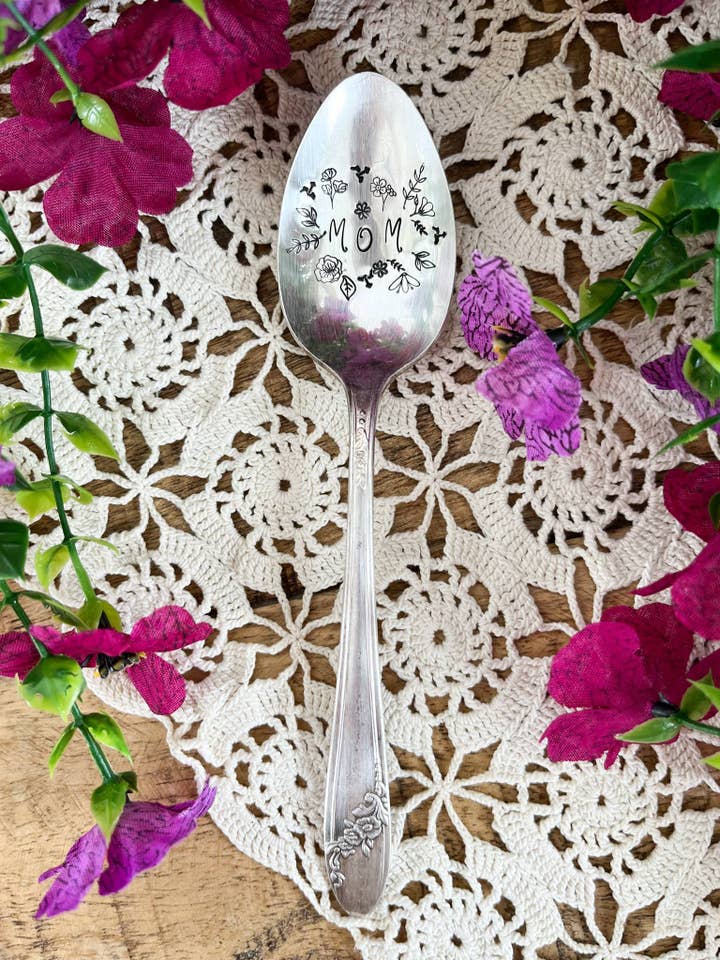 Mama Floraler Vintage-Geprägter Löffel für den Großhandel von The Sassy Barn