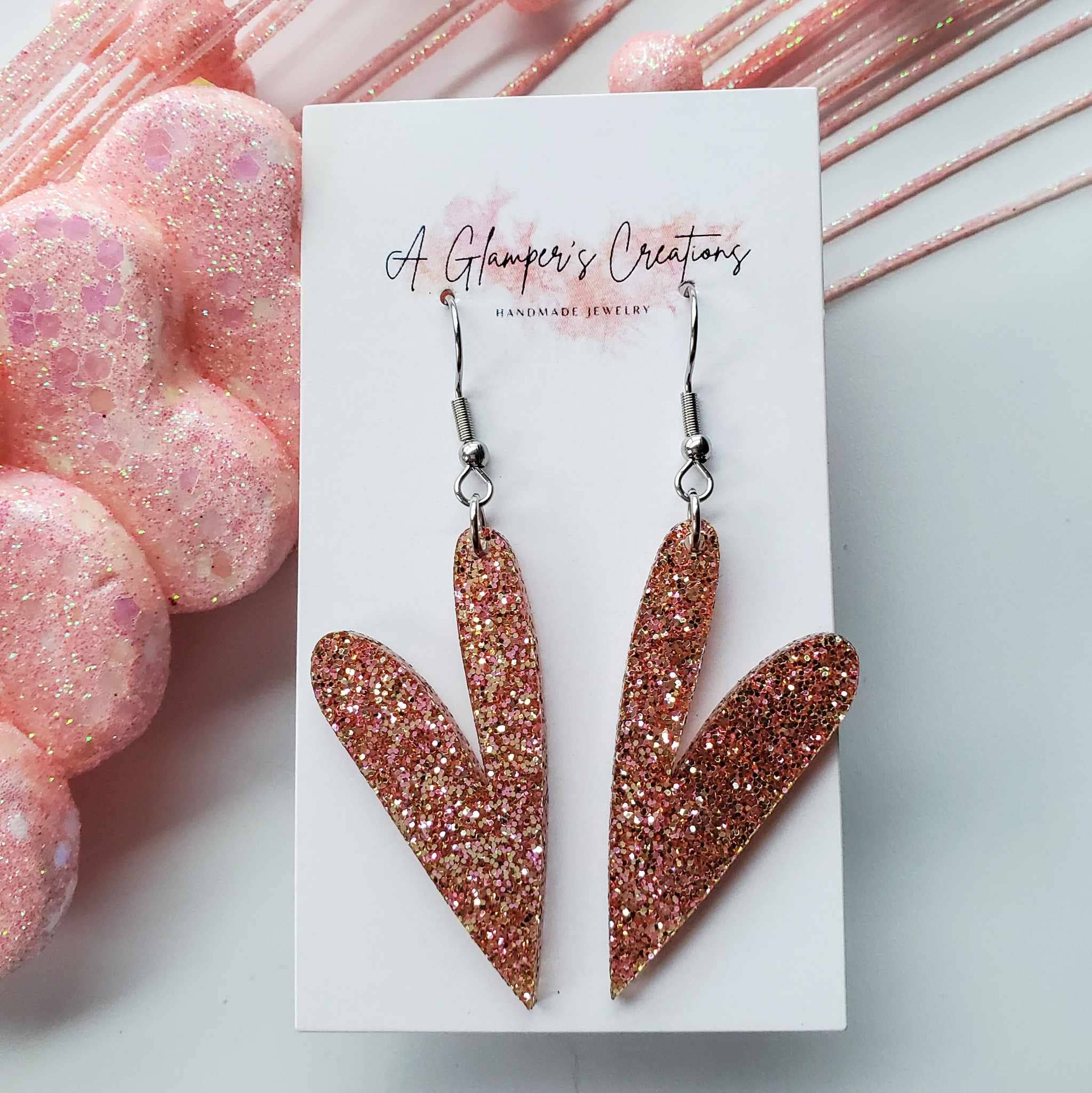 A Glamper's Creations LLC – wholesale Hängande örhängen – Rosa och guld glitter handritade hjärta akryl örhängen0