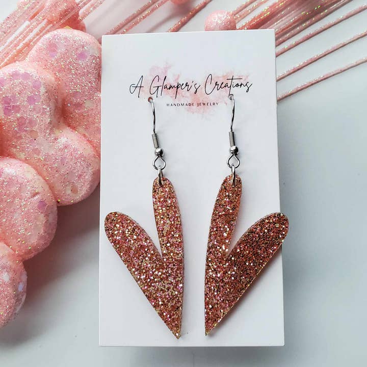 A Glamper's Creations LLC – wholesale Hängande örhängen – Rosa och guld glitter handritade hjärta akryl örhängen