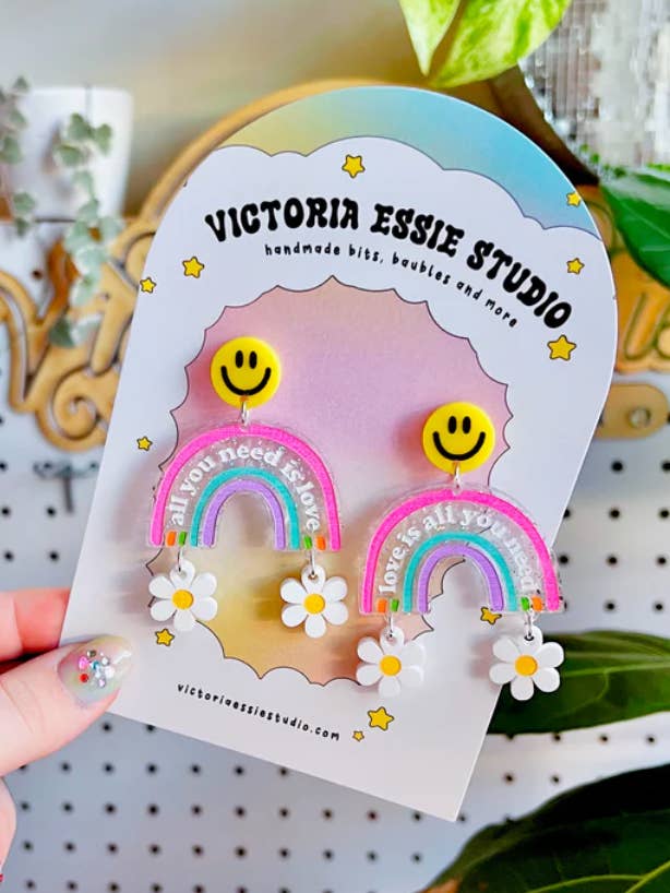 Orecchini di San Valentino Tutto Ciò di Cui Hai Bisogno è Amore per la vendita all'ingrosso da parte di Victoria Essie Studio