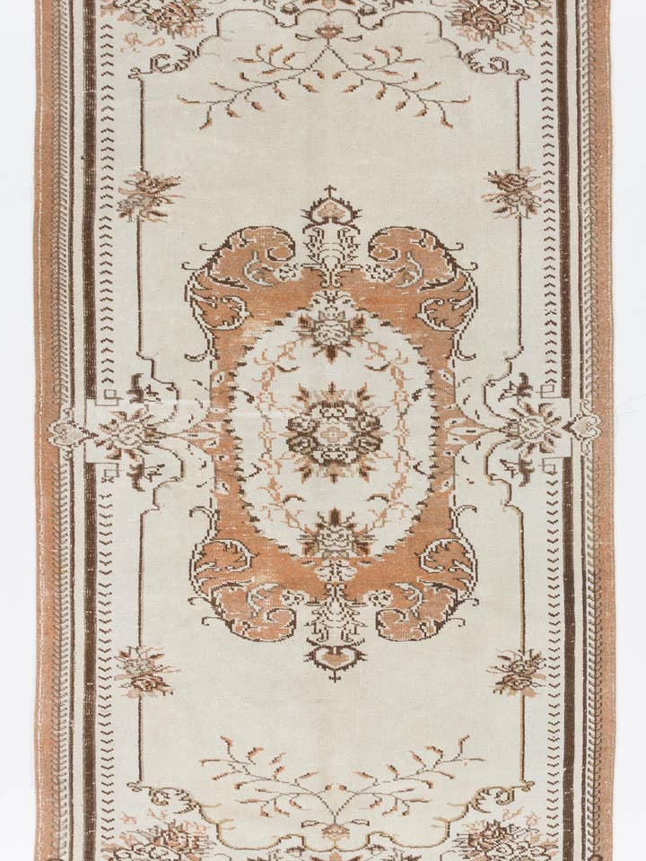 Tappeto decorativo vintage fatto a mano da 5,6 x 9,6 piedi in design europeo per la vendita all'ingrosso da parte di Rug Specialist LLC.