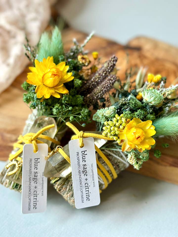 PROSPÉRITÉ + POSITIVITÉ | Sauge bleue, citrine & fleurs séchées pour la vente par The Gardeners Wife