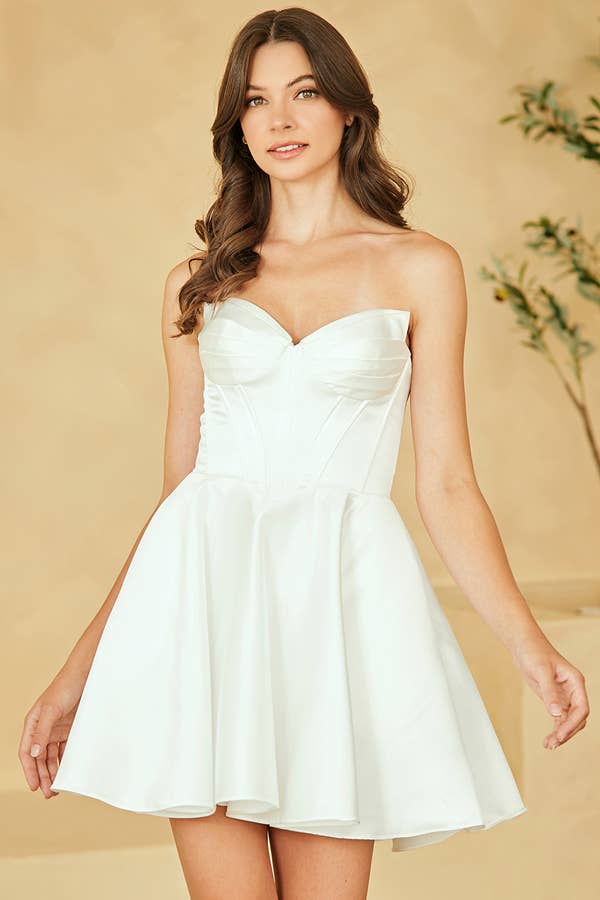 Blanc Robe courte en satin bustier cœur en vente sur Faire0