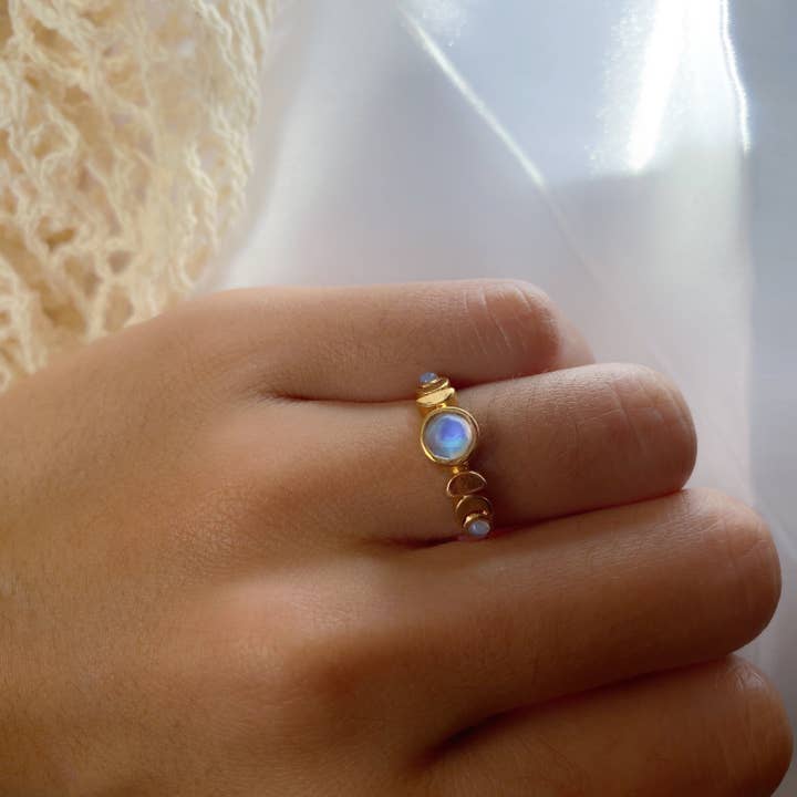 Bague Waning Moon pour la vente par Kimiya Designs
