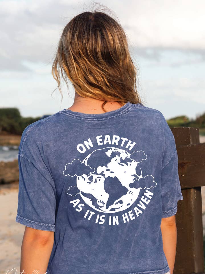 OP AARDE ZOALS IN DE HEMEL Afgesneden Mineraal Grafisch Topje voor wholesale door OAT COLLECTIVE