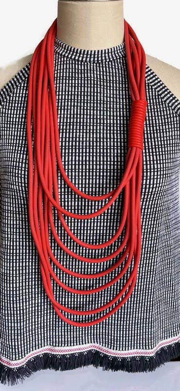 Alter Ego Designs - Vente Colliers plastrons - WAVE : Collier long en caoutchouc rouge à plusieurs brins Edgy 3