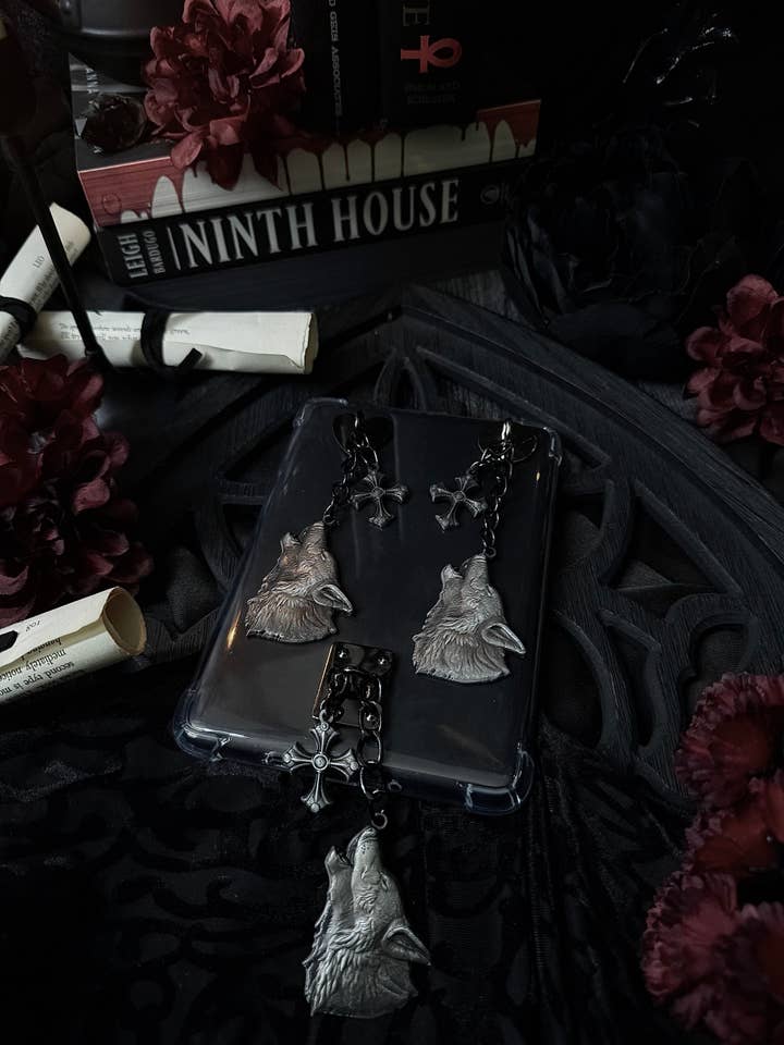 Breloque pour liseuse « Dire Bound » pour la vente par The Pretty Cult