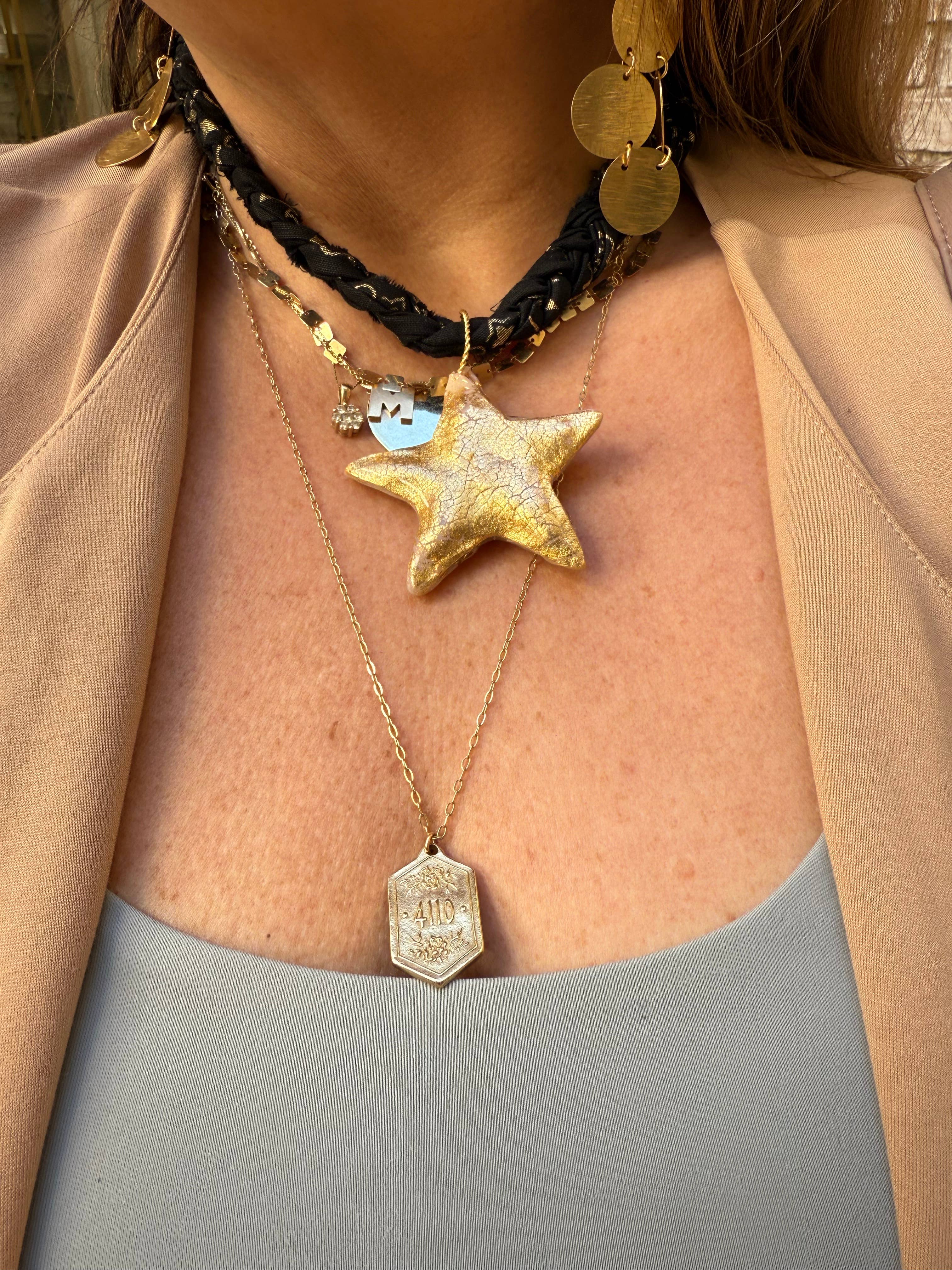 Chic’d Out - Vendita all'ingrosso Collana con ciondolo/pendaglio - Bandana Rosso Spesso con Collana a Stella Rossa1