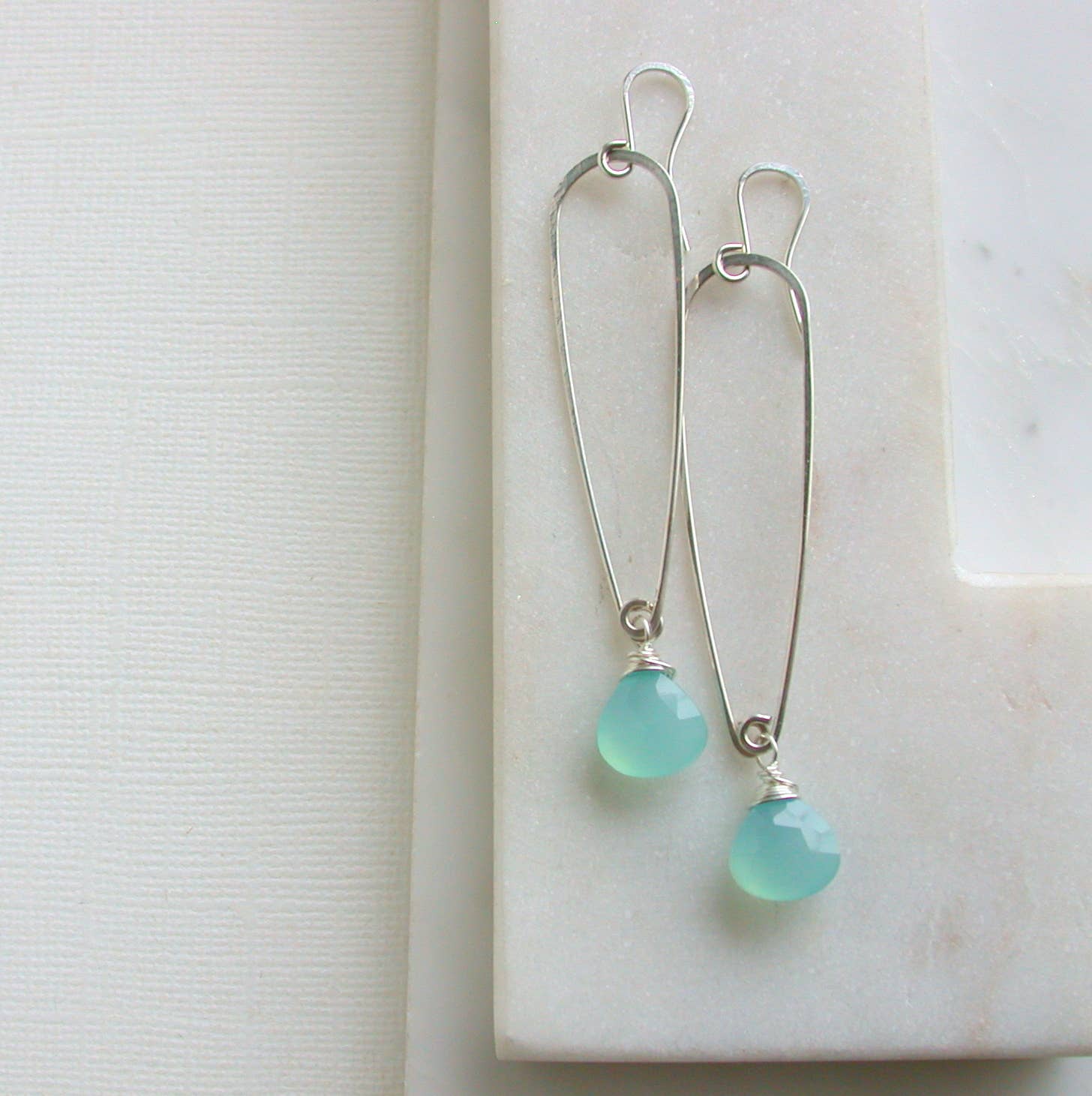 Linda Trent Jewelry - Vente Boucles d'oreilles pendantes - Boucles d'oreilles fines en forme de larme en calcédoine1