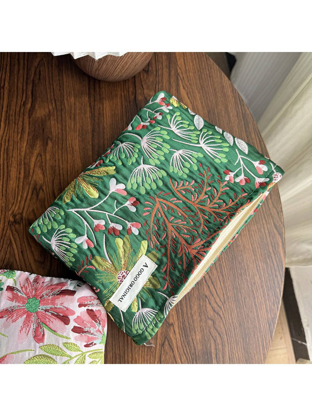 Funkyrel® Atzbranding Limited – wholesale Make-up/cosmetic bag – Cosbai – Retro Floral Embossed Canvas Makeup Bag6