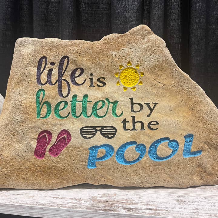 Grand marqueur d'adresse en pierre de piscine sculptée sur mesure. Design gratuit, pour la vente par The Rusty Stone