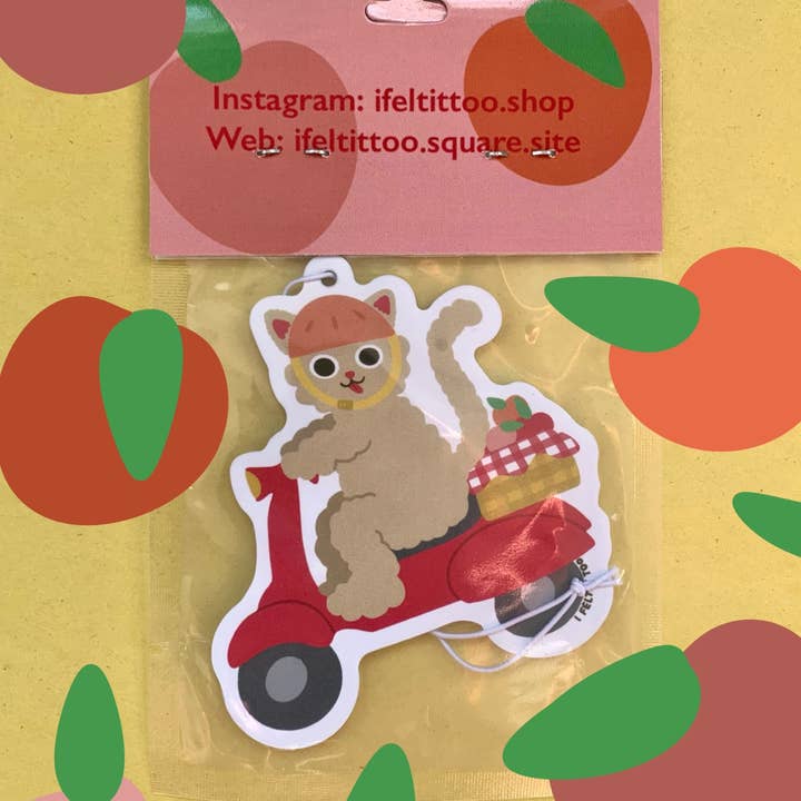 Désodorisant pour voiture parfumé à la pêche avec chat sur un scooter. pour la vente par I Felt It Too