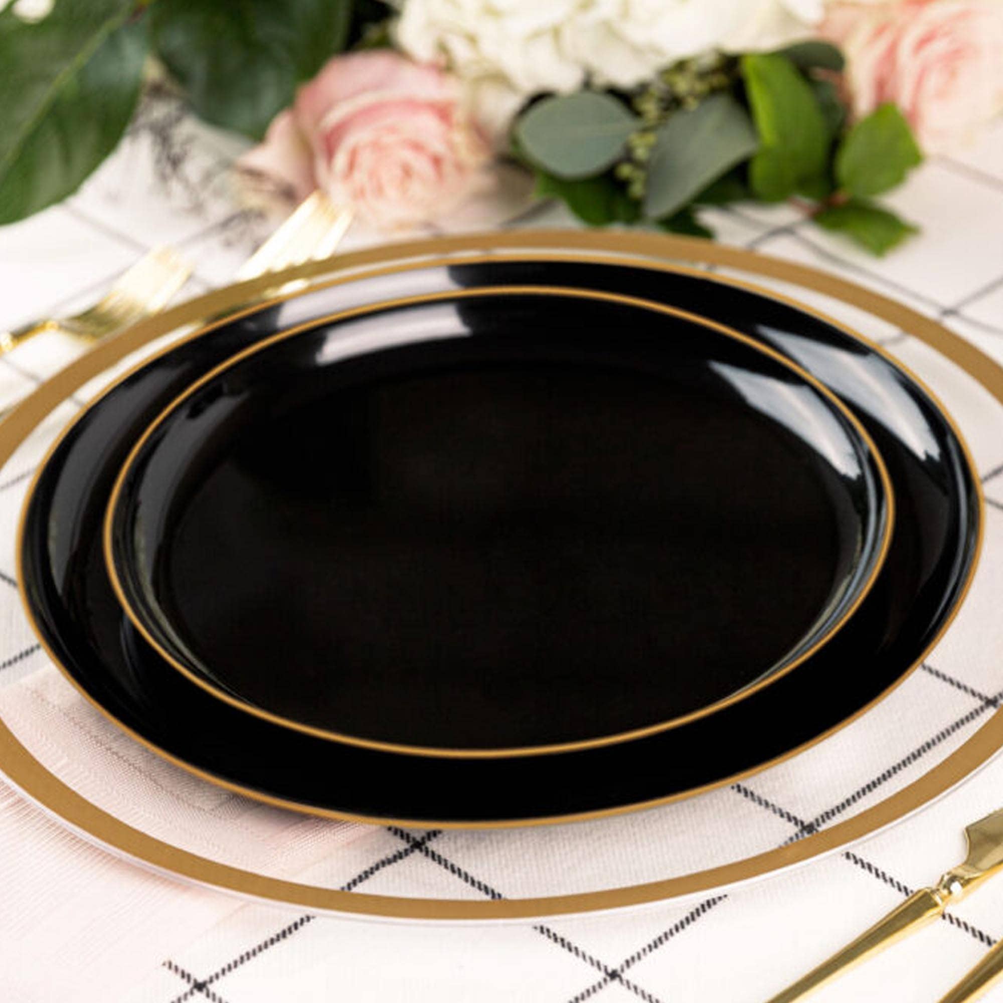 EcoQuality - Vente Assiette jetable - Assiettes à dîner jetables en plastique noir de 10,6 po, collection Gold Rim Edge1